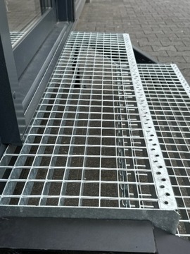 stopień na schody,metalowy ocynkowany 1500x305 x40/2 z kraty wema