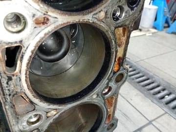 BLOK/DÓŁ SILNIA Z WAŁEM, KORBAMI, TŁOKAMI 2.2 CDI MERCEDES SPRINTER W 906