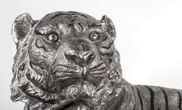 Большая серебряная фигура тигра, украшение сада в гостиной.