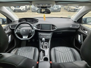 Peugeot 308 II SW Facelifting 1.2 PureTech 110KM 2019 Peugeot 308 SW 1.2 benzyna 110KM skóry panorama, zdjęcie 8