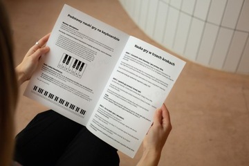 Пачка книг с буквами для клавиатуры