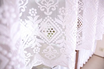 Заздростка Белая вышитая штора для кухни, высота 40 см