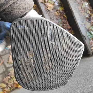 OSŁONA MASKOWNICA GŁOŚNIKA LEWA PRZÓD SKODA OCTAVIA I 1U4867149B