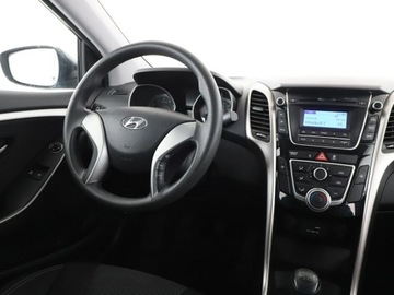 Hyundai i30 II Hatchback 5d 1.4 MPI 100KM 2015 Hyundai i30 niski przebieg grzane fotele PDC, zdjęcie 15