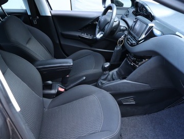 Peugeot 208 I Hatchback 5d Facelifting 1.2 PureTech 82KM 2019 Peugeot 208 1.2 PureTech, Salon Polska, Klima, zdjęcie 8