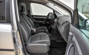 Volkswagen Touran II 1.6 TDI 105KM 2010 Volkswagen Touran 2010 r. 1.6 Diesel 105KM, zdjęcie 10