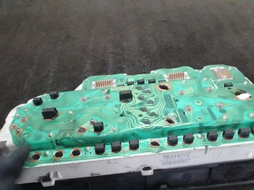 MITSUBISHI GALANT 2000 PŘÍSTROJOVÁ DESKA / TACHOMETR