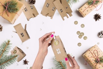 Подставной адвент-календарь - пустой дом (заполняется самостоятельно)