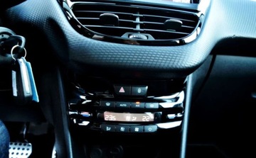 Peugeot 2008 I SUV Facelifting 1.2 PureTech 110KM 2016 Peugeot 2008 Automat, Panorama, Kamera cofania, Nowy rozrzad 1.2 Benzyna, zdjęcie 12