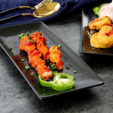 керамическое блюдо с прямоугольной тарелкой, на