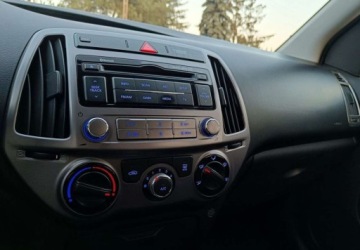 Hyundai i20 I Hatchback 5d Facelifting 1.4 CVVT 100KM 2014 Hyundai i20 2014 1.4 Benzyna 100KM Automatyczna skrzynia biegów, zdjęcie 36