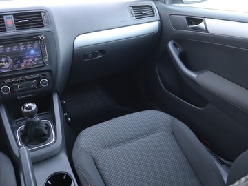 Volkswagen Jetta VI Sedan 1.6 TDI CR DPF 105KM 2011 VW Jetta 1.6 TDI, Klima, Klimatronic, Parktronic, zdjęcie 7