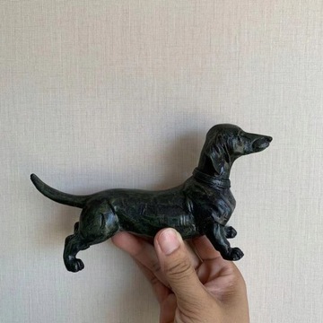 Фигурка собаки из смолы в виде таксы