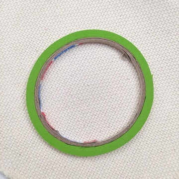 10 рулонов сетчатого малярного скотча.