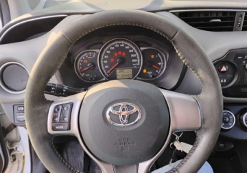 Toyota Yaris III Hatchback 5d Facelifting 1.0 VVT-i 69KM 2016 Toyota Yaris 2016r, 1.0 LPG. Uszkodzony lewy bok. Jezdzi. BenzynaLPG 70KM, zdjęcie 10