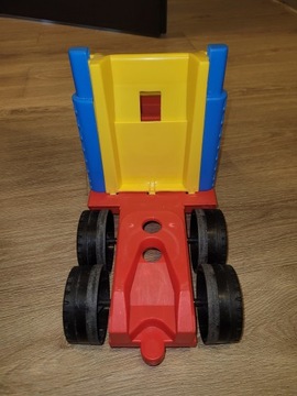 Duża śmieciarka z pojemnikami Wader