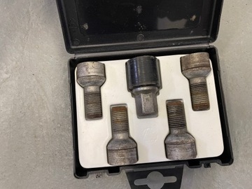 ŠROUBY ZAJIŠŤUJÍCÍ KOLA MERCEDES W216 W221