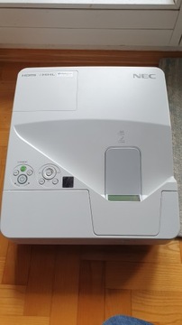ЖК-проектор NEC UM301W, идеальное состояние, возраст 2000 часов.