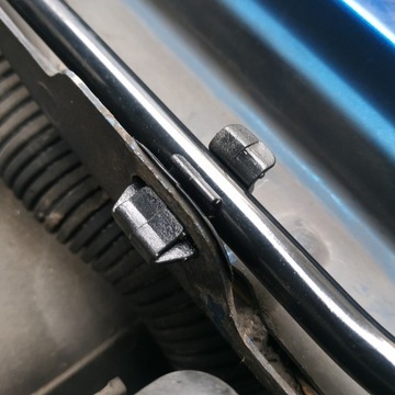 PŘEZKA ÚCHYTU OPĚRADLO KAPOTY VAUXHALL OPEL VIVARO