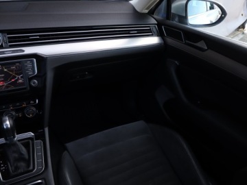 Volkswagen Passat B8 Variant 2.0 TDI BlueMotion SCR 150KM 2016 VW Passat 2.0 TDI, Automat, Skóra, Navi, Klima, zdjęcie 7