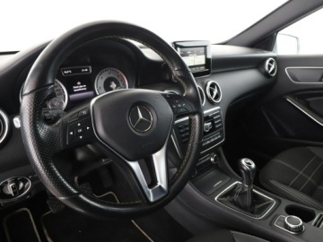 Mercedes Klasa A W176 Hatchback 5d Facelifting 180 d 109KM 2015 Mercedes A 180 A180 CDI Urban Klimatyzacja, zdjęcie 13