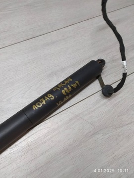 10719. MACAN VZPĚRA/TLAKOVAČ PRAVÝ VÍKO KUFRU 95B827851B