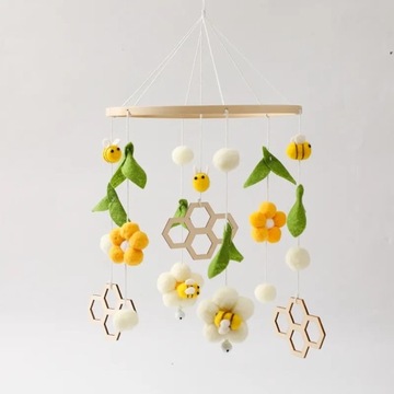 Деревянная карусель над детской кроваткой.