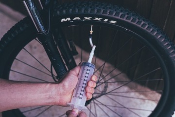 Молочный герметик для шин + шприц NRG