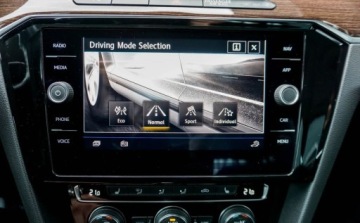 Volkswagen Passat B8 Limousine Facelifting 1.5 TSI EVO 150KM 2019 Volkswagen Passat Volkswagen Passat Highline 1.5 TSI 150KM 1.5 Benzyna, zdjęcie 17
