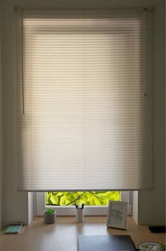 Жалюзи ПВХ белые 110х145 горизонтальные венецианские на окно ИЗГОТОВЛЕНО НА ЗАМЕР ЛЕГКАЯ УСТАНОВКА