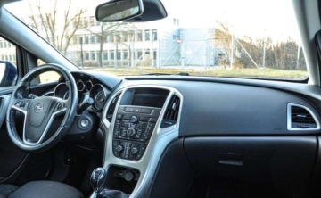 Opel Astra J Sports Tourer 2.0 CDTI ECOTEC 160KM 2010 Opel Astra 2,0CDTI (160KM) 196 tys. km Bezwypadkowy 2.0 Diesel 160KM, zdjęcie 9