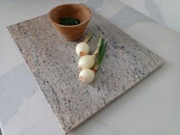 Разделочная доска из гранита Royal Ivory 20х30х12мм.