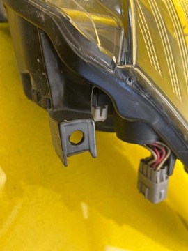 LEVÝ SVĚTLOMET TOYOTA AVENSIS T27 2012-2015