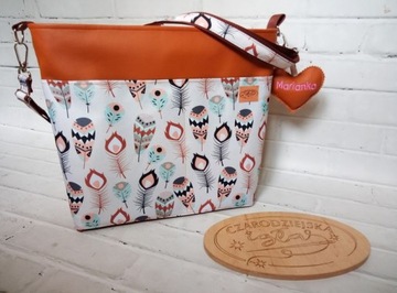 Просторная сумка-органайзер для мамы в коляске с перьями.