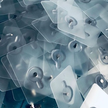 КРЮЧОК БЕЗ СЛЕДА ВКЛЮЧАЕТ БЕССЛЕДОВУЮ НАКЛЕЙКУ НА СТЕНУ