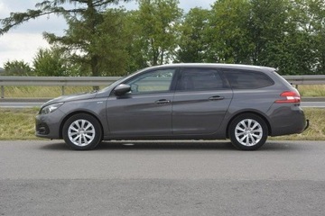 Peugeot 308 II SW Facelifting 1.2 PureTech 110KM 2018 Peugeot 308 1.2 Turbo doinwestowany hak nawigacja, zdjęcie 2