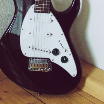 КНОПКА БАСОВЫХ ЭФФЕКТОВ РУЧКА РЕГУЛИРОВАНИЯ ГРОМКОСТИ