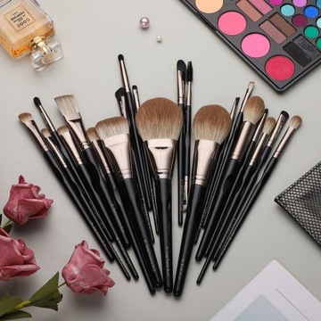 Набор Eigshow Beauty из 21 кисти Black Swan.