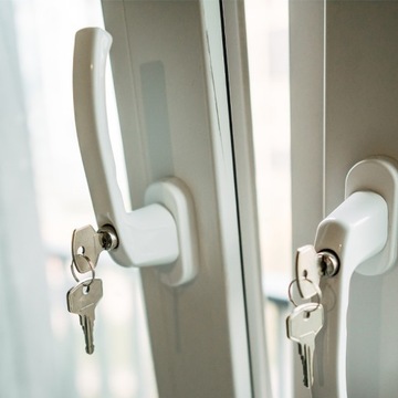 ОКОННАЯ РУЧКА С КЛЮЧОМ И ЗАМКОМ, БЕЛАЯ