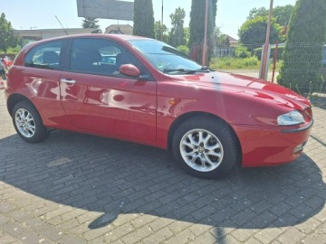 Alfa Romeo 147 Hatchback 1.6 i 16V T.Spark 120KM 2002 Alfa Romeo 147, zdjęcie 2