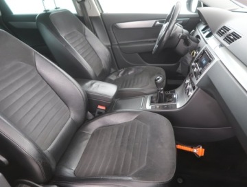 Volkswagen Passat B7 Variant 1.6 TDI CR DPF BlueMotion 105KM 2012 VW Passat 1.6 TDI, Navi, Klima, Klimatronic, zdjęcie 8