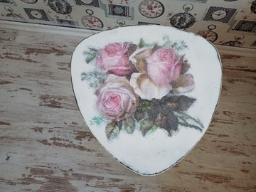 РАСКРАСЕННЫЙ СТОЛ, РОЗЫ, ШАББИ ШИК