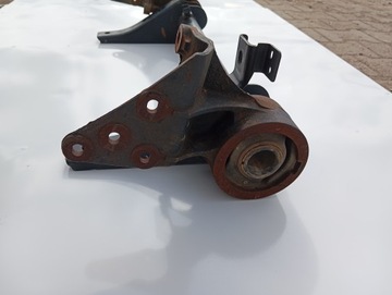 Nissan CABSTAR MAXITY 07 - кронштейн крепления петли передней кабины K327