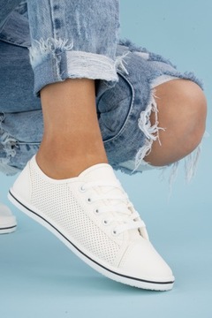 Белые гладкие женские кроссовки с дырочками Moderna 39