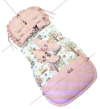 Стеганый вкладыш для коляски с подушкой и лямками.