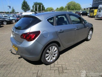 Opel Astra J Hatchback 5d 1.4 Turbo ECOTEC 120KM 2011 OPEL ASTRA J, zdjęcie 4