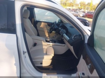 Mercedes GLB 2023 Mercedes-Benz GLB 2023 Mercedes-Benz GLB 250 4MATIC SUV 2.0 Benzyna 221KM, zdjęcie 9