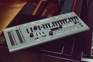 Roland SH-01A Synthesizer
