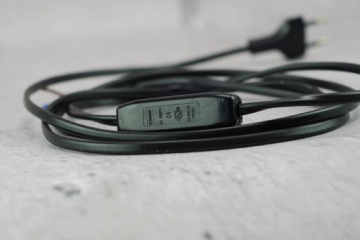 соединительный кабель длиной 2 м с вилкой и выключателем