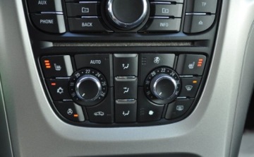 Opel Astra J Sports Tourer 1.4 Turbo ECOTEC 140KM 2012 Opel Astra 1.4 150 JAHRE Benzyna Tempomat Cz. parkowania Klimatyzacja 1.4, zdjęcie 28